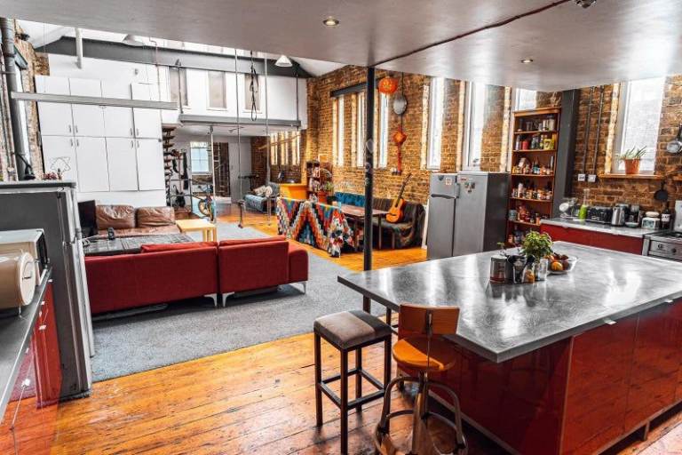 Pied-à-terre (Tiny room) in Massive Warehouse