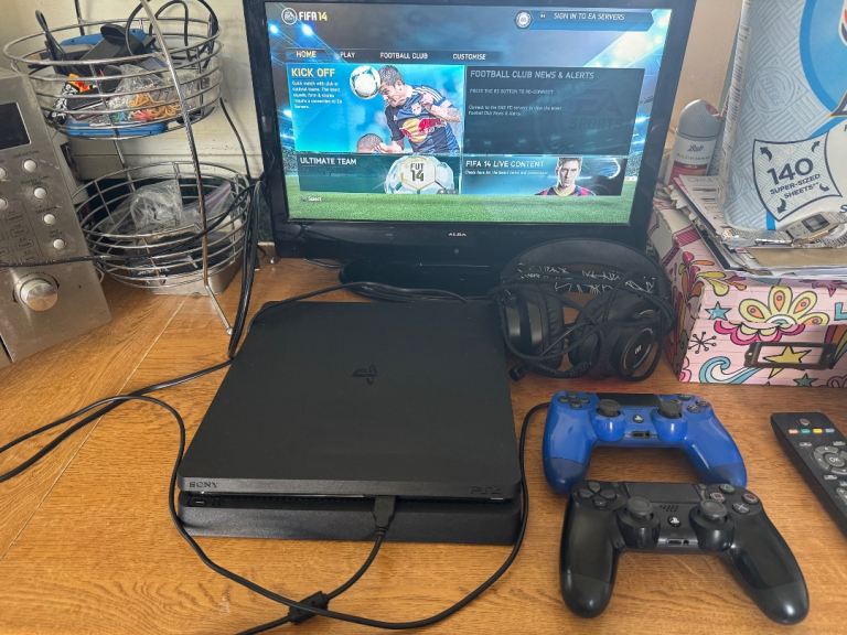 Sony ps4 slim PlayStation 4 console 2 controllers & game 