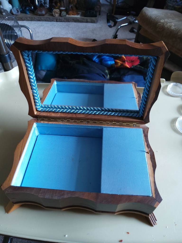 Musical jewellery box 