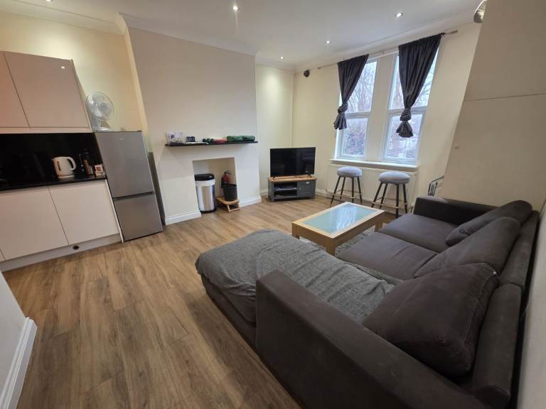 This beautifully presented 3-bedroom flat in SE20 is ready for you to move in today!