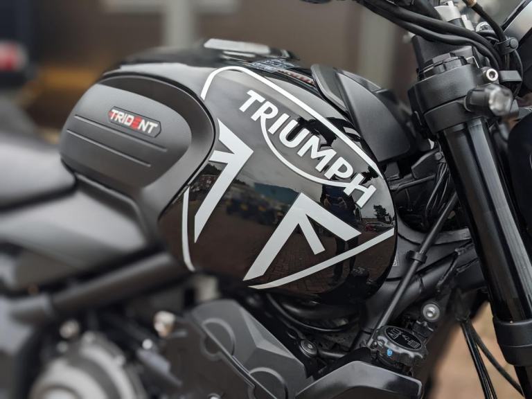 TRIUMPH TRIDENT 660 2024 - BLACK - HEATED GRIPS- 2 SERVICE STAMPS - QUICKSHIFTER