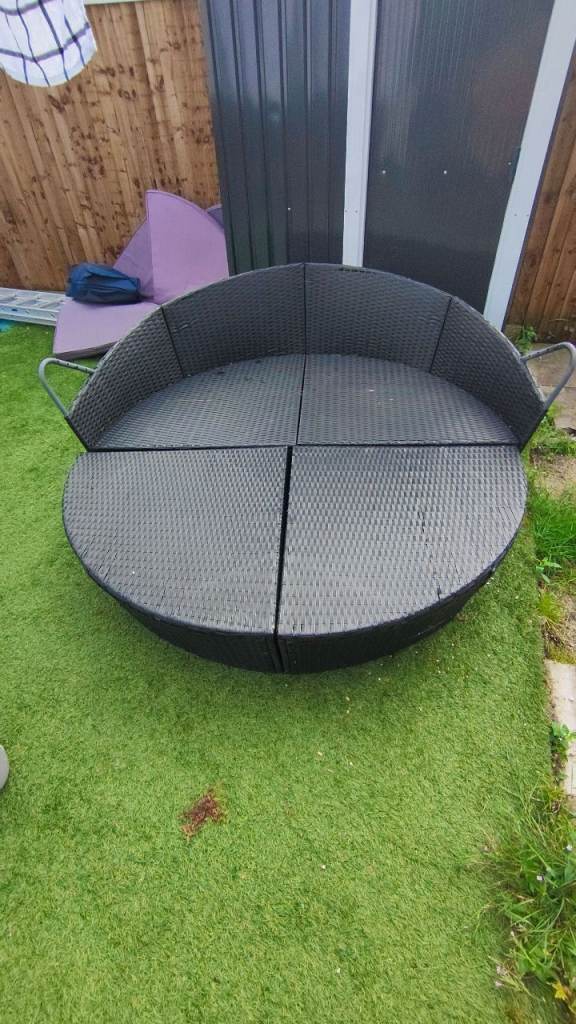 Rattan daybed free to collect