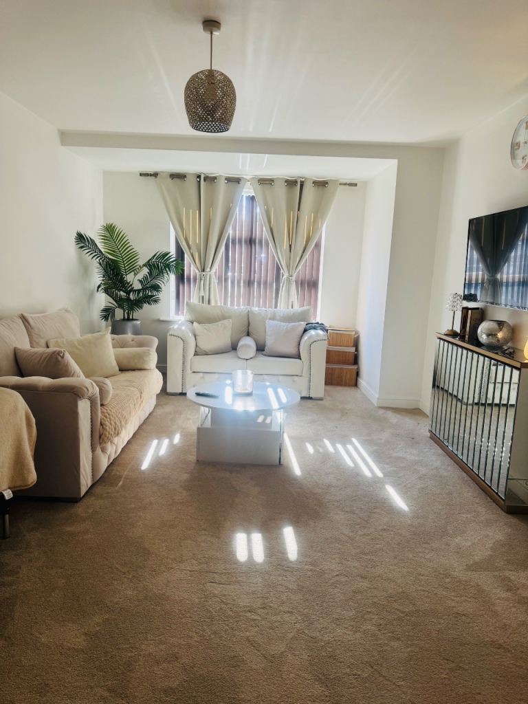 2 Bedroom Flat immaculately presented 