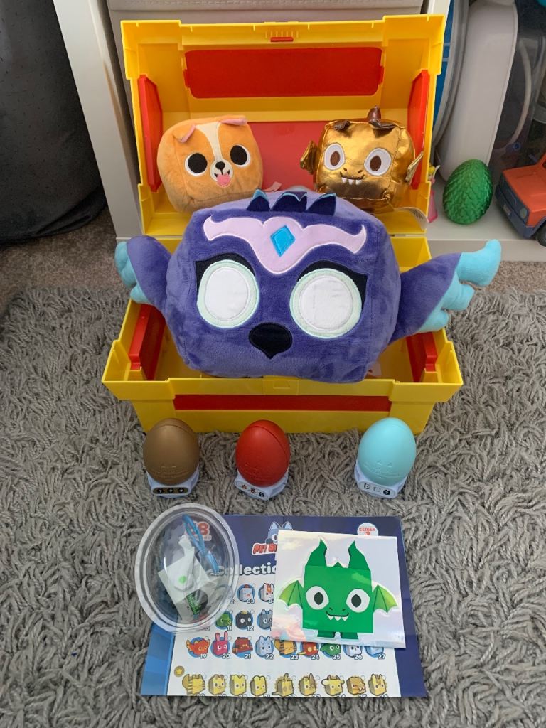 Pet Simulator X Red Treasure Chest Ultimate Collectibles Bundle 