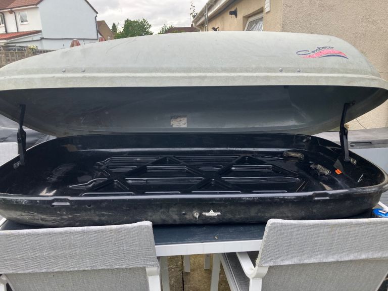 Car roof box with key