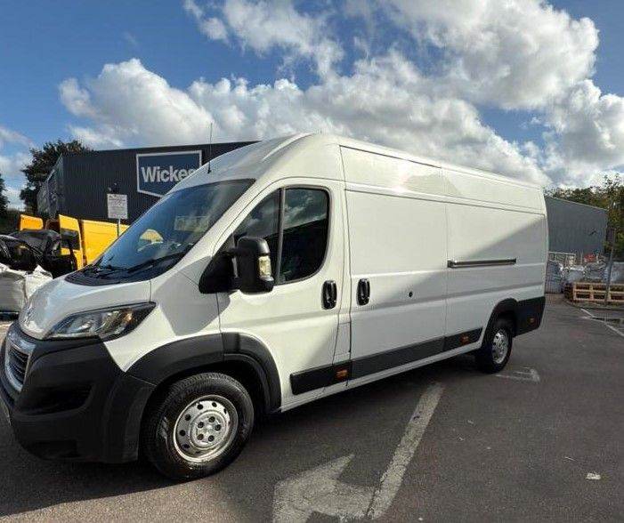 Montpellier France → London / Oxford UK – 30 August – Van with extra space for luggage