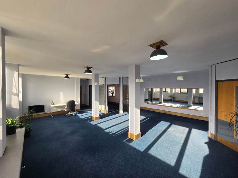 Spacious office suite with roof terrace, 87sqm/940sqft, parking available,secure site