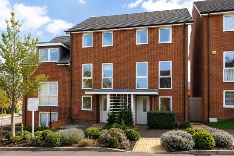 4 Bed House Dartford DA1 Near Darent Valley Hospital | COMPANY LET ALLOWED