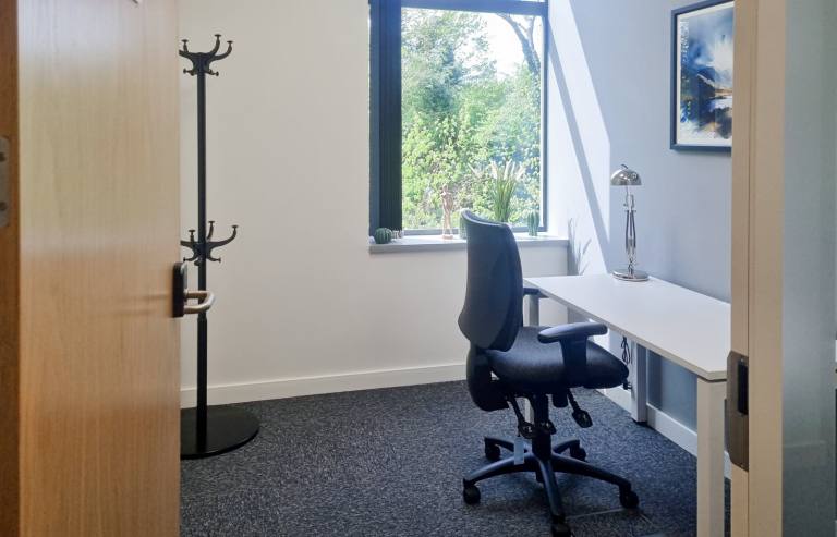Harpenden - AL5 4US \ Office Space for Rent - 1 Desk Available