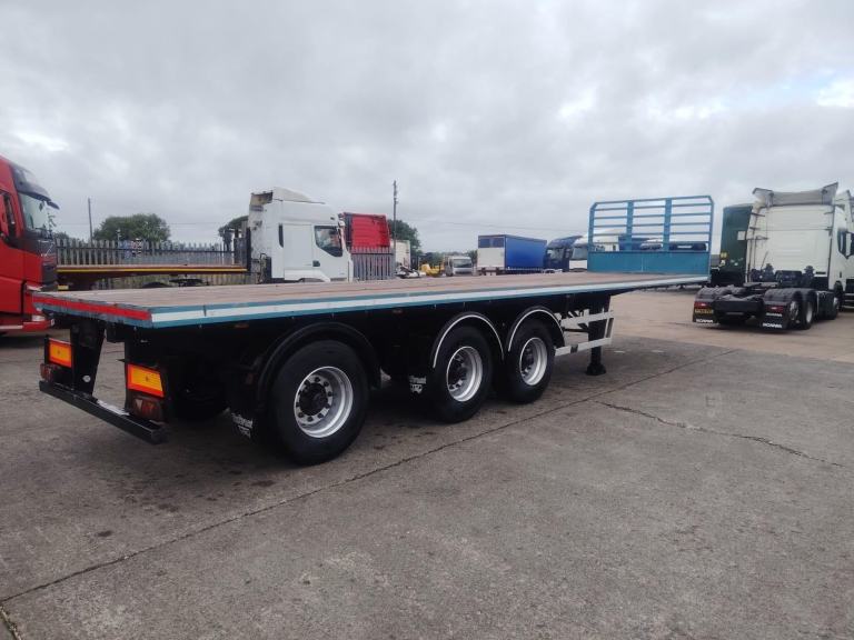 Sdc Flat urban trailer 10.5 meter long Rear steer Front lift drum brakes 