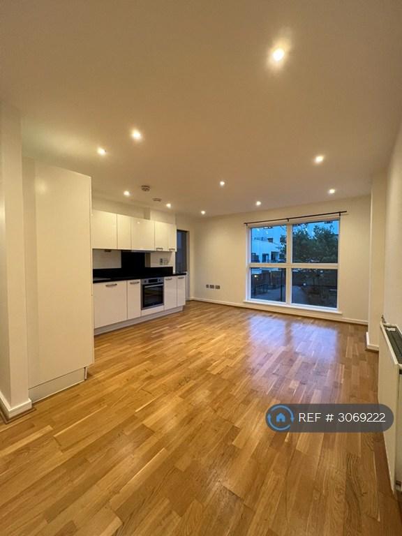2 bedroom flat in Walbrook Court, Edgware, HA8 (2 bed) (#3069222)