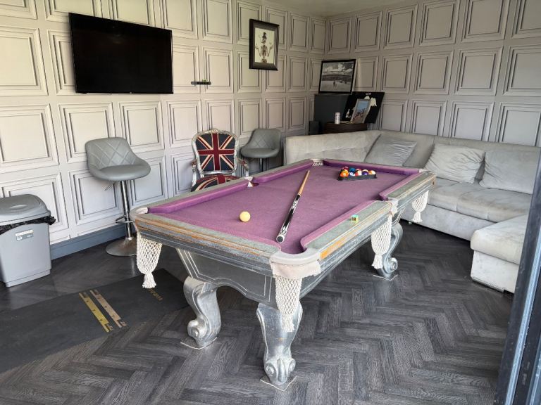 Pool table 