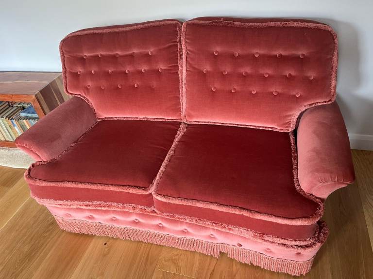 Comfy vintage style 2 seater sofa - Rose pink - Stylish with a throw