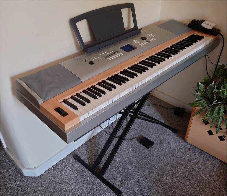 Yamaha DGX-620 Portable Grand Digital Piano Weighted Keyboard + full sound, Stool, Pedel, case  &PSU