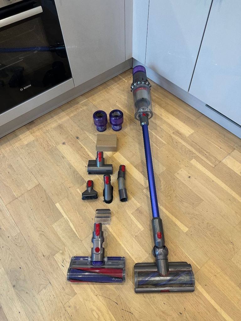 Dyson v11 bundle with upgraded anti tangle head fully working and tested with good battery life 