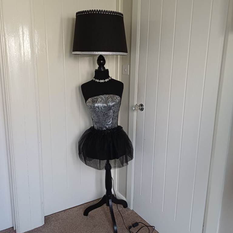Manaquin floor lamp