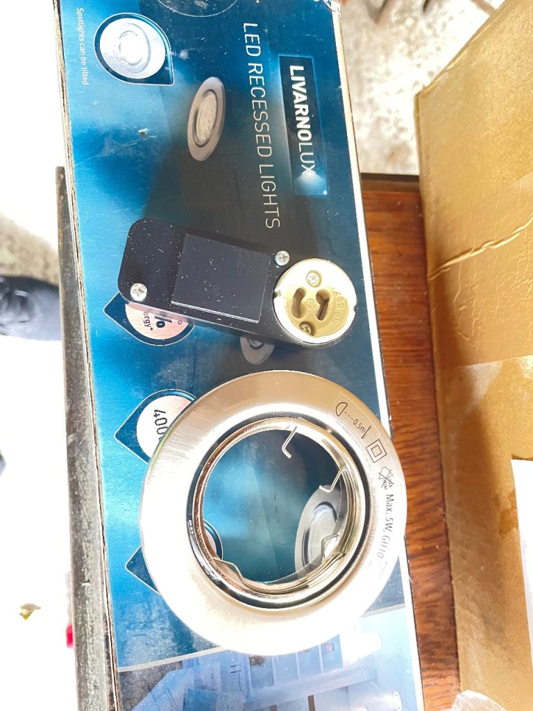 Brand New spot light fittings with Bulbs