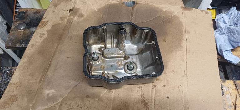 Honda cbr125r cylinder head cover 