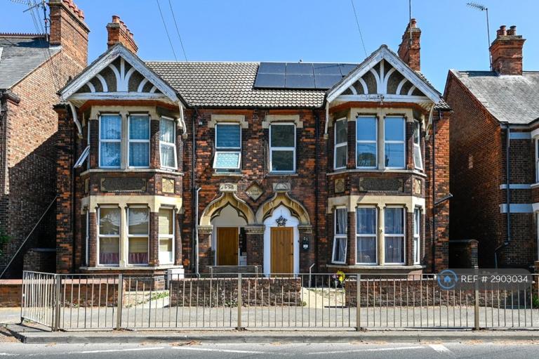 Studio flat in Tennyson Avenue, King's Lynn, PE30 (#2903034)