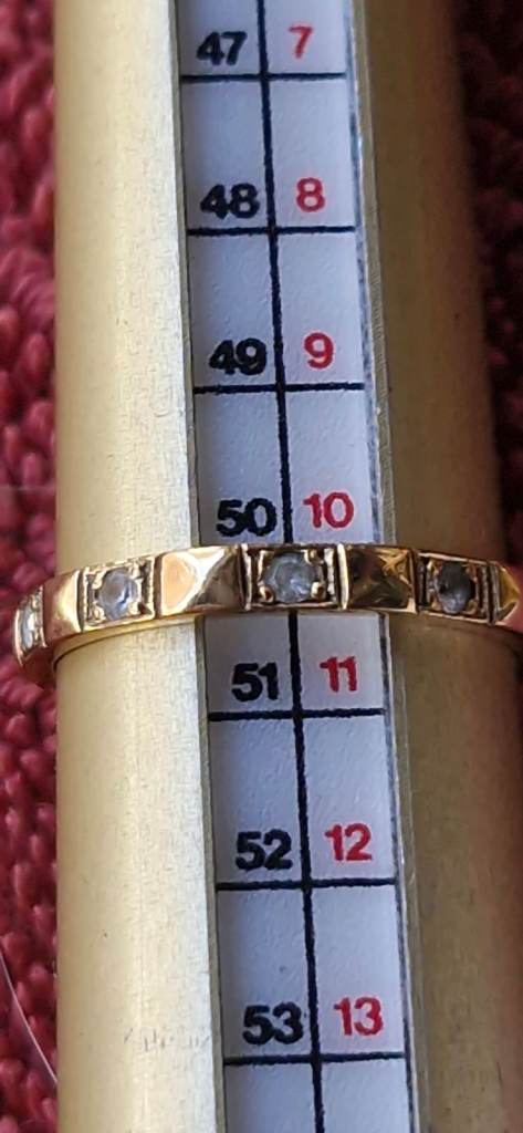 9ct carat gold ring with Cz stones 