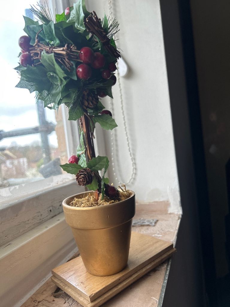 Holly & Ivy - 4 inch tall Gold Vaae a