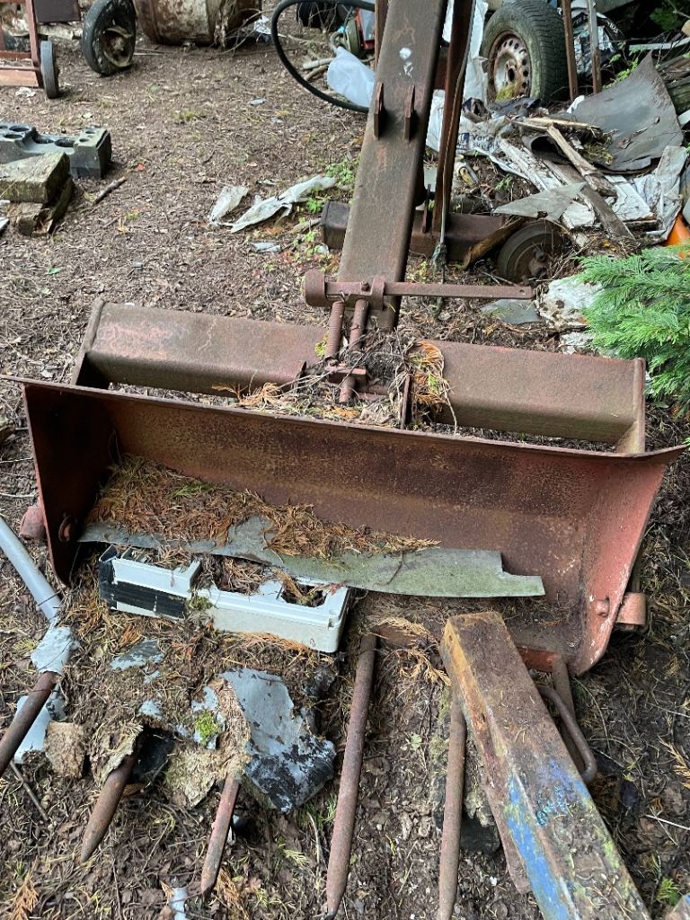 Rear tractor loader