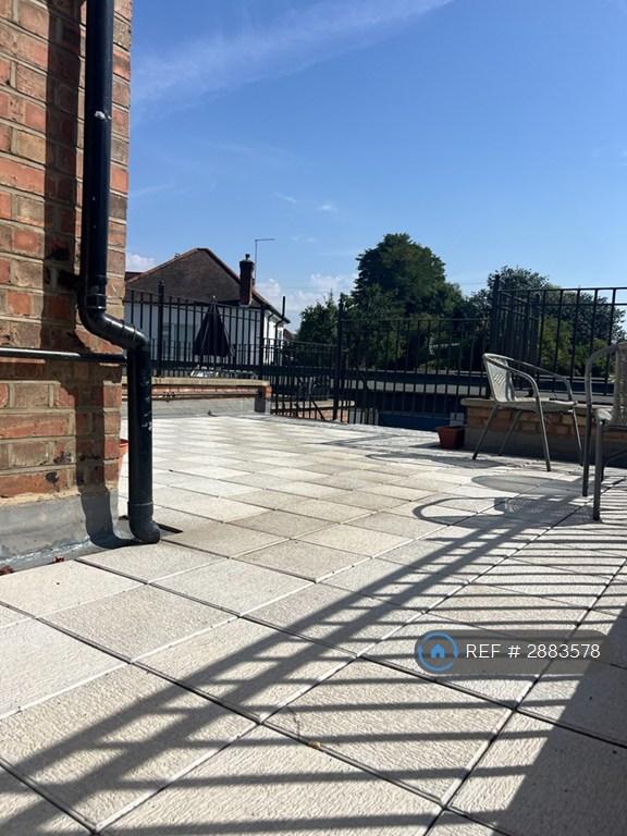 2 bedroom flat in High Road, London, N20 (2 bed) (#2883578)
