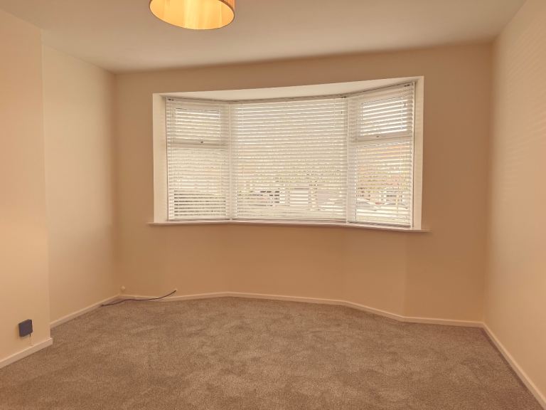 Unfurnished semi-detached house Springfield Road