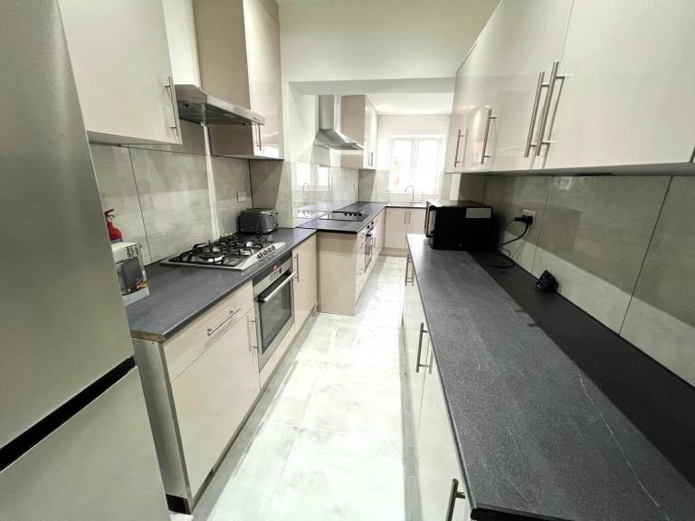 Prime Location Spacious 5/6 Bedrooms Terrace House in Chadwell Heath, Romford Drive way