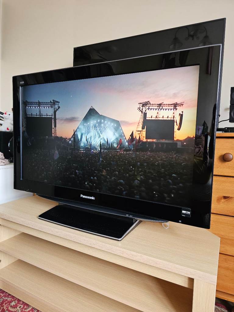 PANASONIC VIERA TX37LZD80 37" HD flat screen Plasma TV with table/ stand