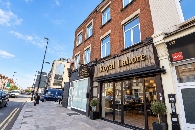 Double studio apartment, ideally located in the heart of West Hendon Broadway.-Ref: 1393