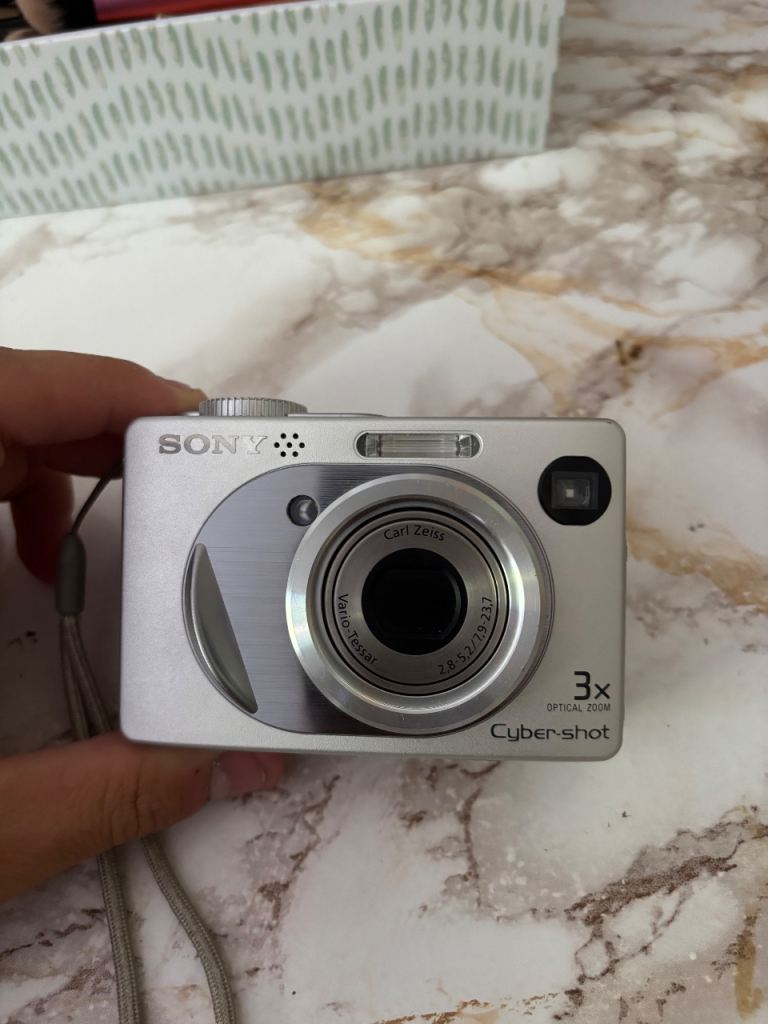 Silver Sony CyberShot dsc-w1 Digital Camera