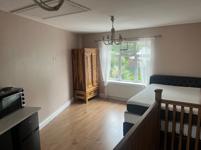Fully Separate Studio | Furnished | Soft-Water Bathroom | 10 mins to Elizabeth Line (Chadwell Heath)