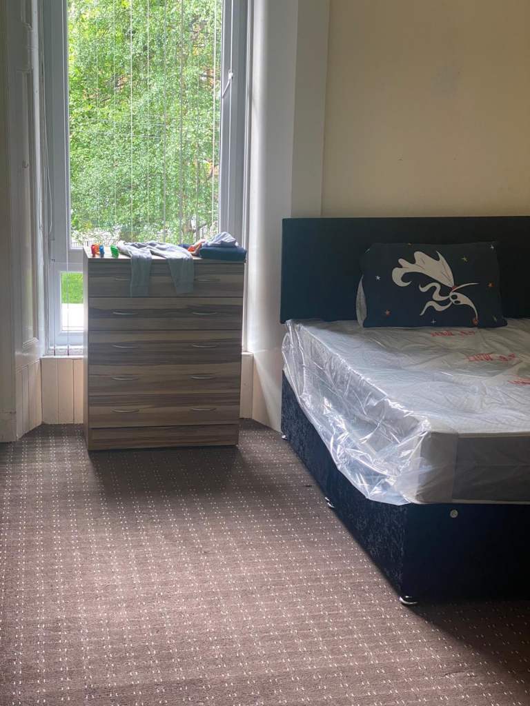 Room and living is available at shawlands for girls 