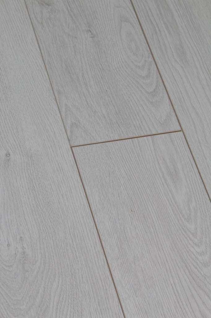 AGT Effect Alp 8mm Laminate Flooring (CHEAPEST IN THE UK) (FREE COLLECTION)