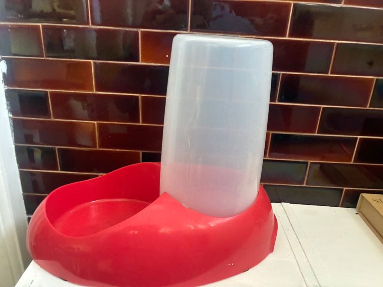 Great condition pet water feeder/dispenser holds around 3 L 