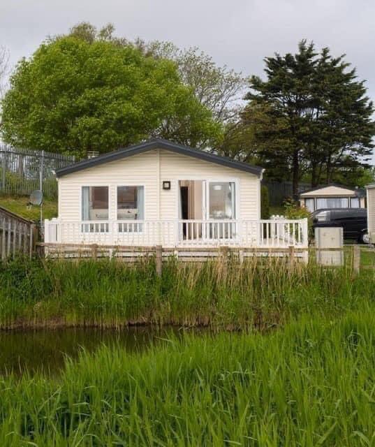 Beautiful Willowby Boston 2010. 40ft x 20ft in great condition.