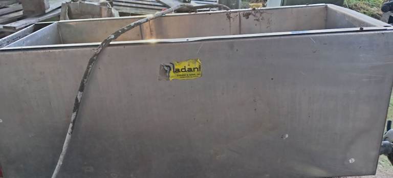 Heated honey baffle tank