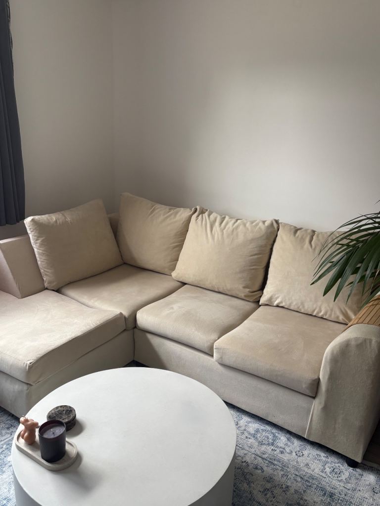 Beautiful Modern L shaped 5 seater in excellent condition 
