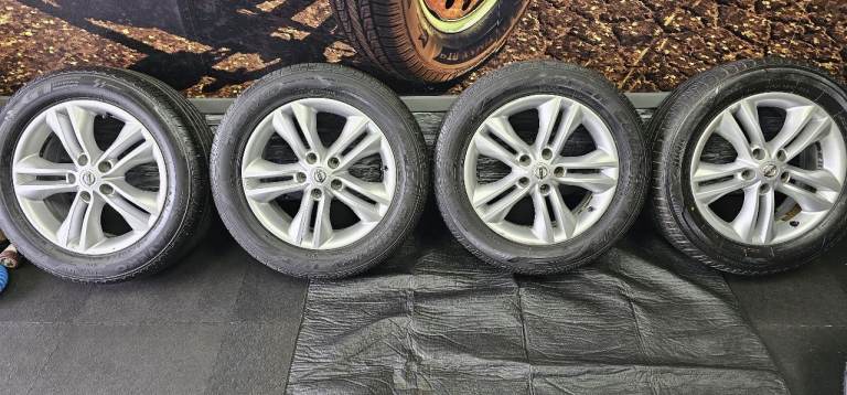 Nissan Genuine Juke Qashqai 17 alloy wheels + 4 x tyres 215 60 17