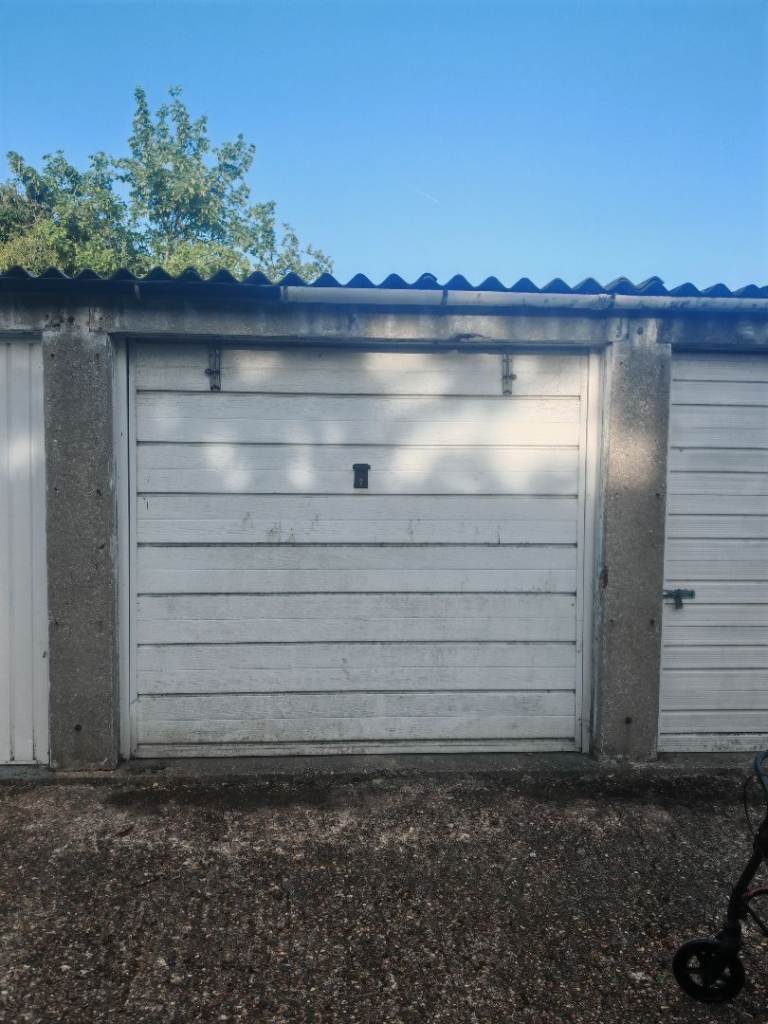 Garage for rent in West Watford WD18 7QE