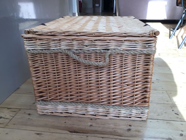 Very Large wicker Hamper Basket with lid, leather straps/Storage/Blanket Box/Toy Chest/Trunk/Logs. 