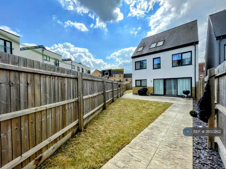 4 bedroom house in Wentworth Drive, Weldon, NN17 (4 bed) (#2650262)