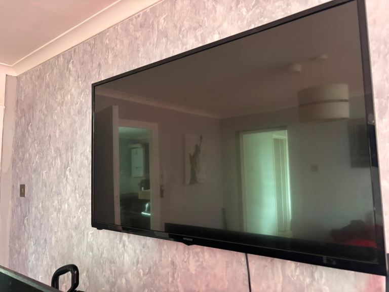 Samsung Flat Screen TV – Black, Good Condition