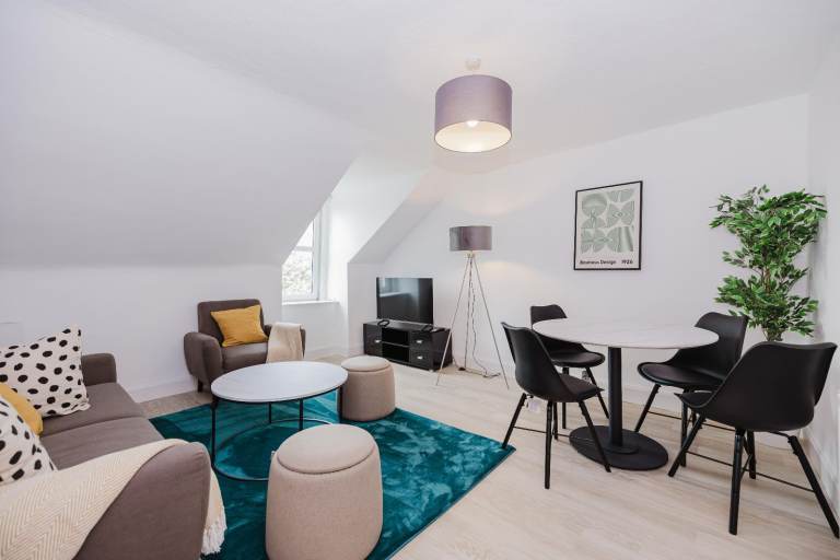 Fantastic, 4 bedroom, HMO flat at the Meadows – available July