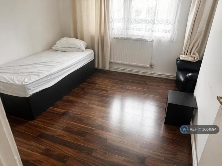 1 bedroom in Comus House, London, SE17 (#3051694)