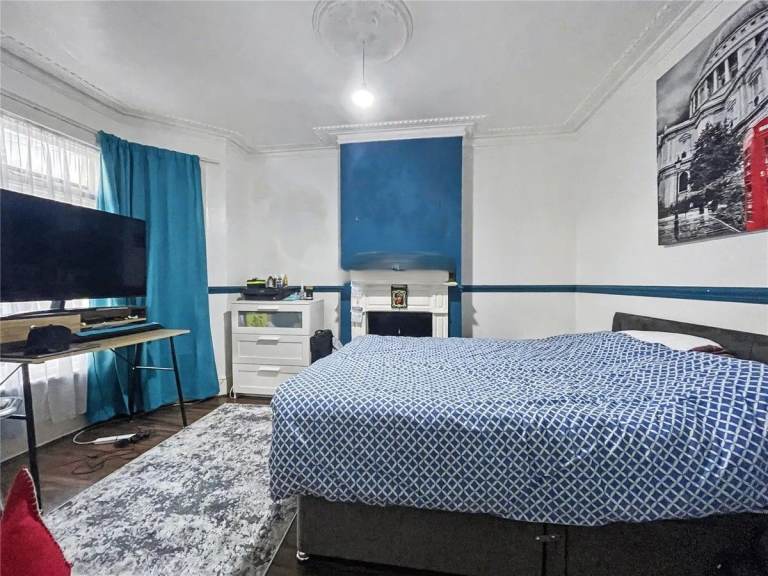 Spacious Double Room – Gillingham ME7 – Live-in Landlord | Professional Only