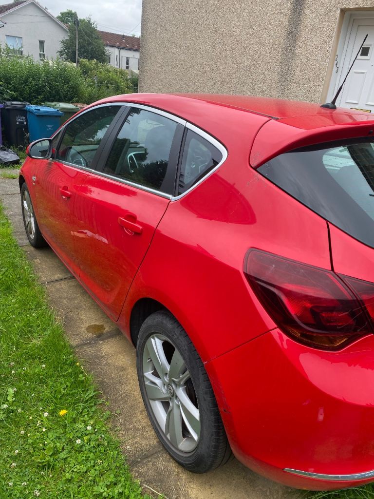 VAUXHALL ASTRA HATCHBACK - 1.6i 16V SRi 5dr • 2014 • Red