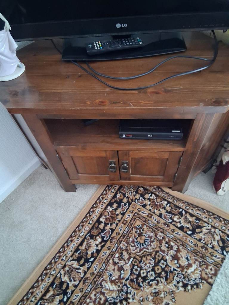 Oak corner tv unit with 2 cupboard doors for storage