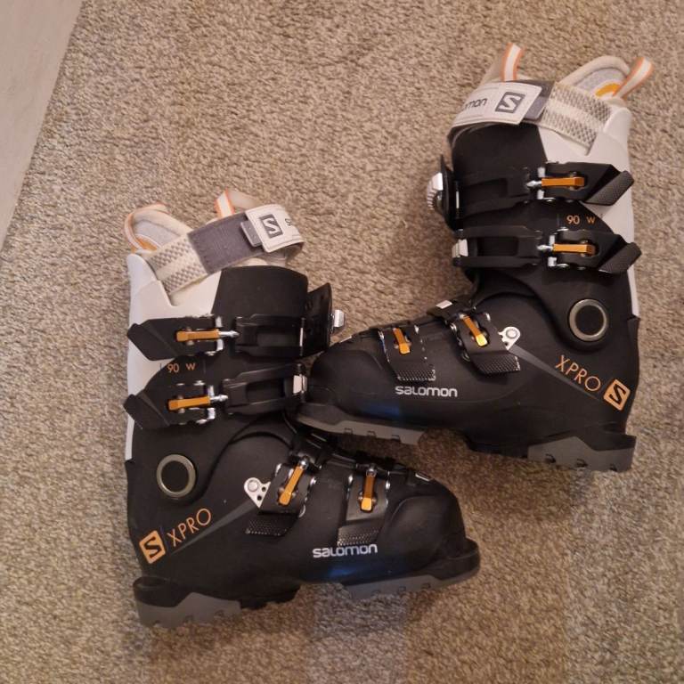 Salomon ski boots size 22/22.5 (3.5)